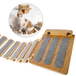 Op de afbeelding: Een houten kattenklimbrug met een grijs gevoerd oppervlak. De brug is gebogen en heeft meerdere treden. Een kat loopt over de brug.
