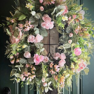 Gran y elegante corona de Pascua con peonías y rosas rosas: romántico adorno floral para puerta para primavera y decoración de cabaña victoriana durante todo el año