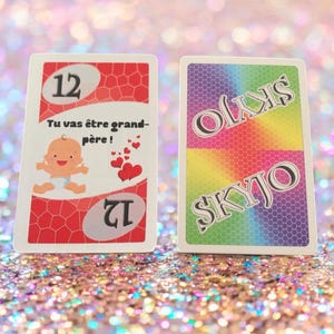 Op de afbeelding: Een witte keramische mok met een zwart handvat en de tekst "But First, Coffee" in een zwarte, vette letter. De mok staat op een wit oppervlak.