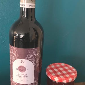 Personalized “Good News” wine bottle or “Good Mom” jam jar for an original pregnancy announcement!