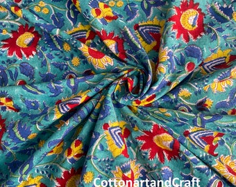 Tela de algodón estampada a mano: Estampado floral, costura y acolchado cortado a medida