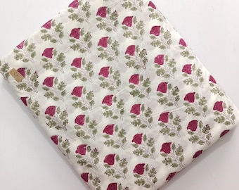 Può includere: Tessuto di cotone bianco con un motivo ripetitivo di fiori rosa e foglie verdi.