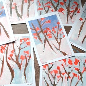 Handgemalte Postkarte Din A6 abstrakte Winterlandschaft, Beerenstrauch, Bäume, Äste, rote Blüten, weiß, rosa, blau