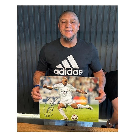 ロベルト・カルロスのサイン入りレアル・マドリードサッカー写真。額