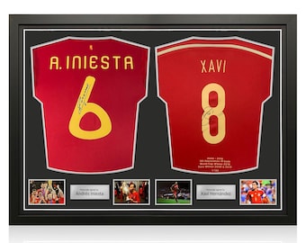 Andres Iniesta en Xavi Hernandez gesigneerde voetbalshirts voor Spanje. Dubbel frame