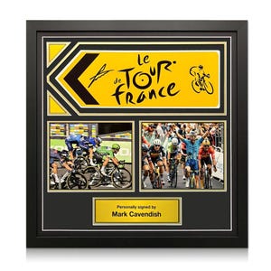 Könnte beinhalten: Gerahmtes Kunstwerk mit dem Tour de France-Logo und Radrenn-Bildern. Der obere Teil zeigt die Worte "Le Tour de France" in Gelb mit einem schwarzen Pfeildesign. Der untere Teil hat zwei Rennfotos und eine goldene Plakette mit der Aufschrift "Persönlich signiert von Mark Cavendish."