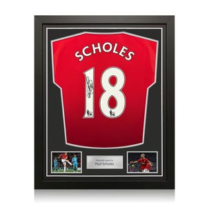 Könnte beinhalten: Ein gerahmtes rotes Sporttrikot mit dem Namen SCHOLES und der Nummer 18 in Weiß. Die Nummer 18 trägt eine schwarze Unterschrift. Unter dem Trikot befinden sich zwei Actionfotos eines Fußballspielers und ein Schild mit der Aufschrift Personally signed by Paul Scholes.