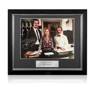 Foto di Fawlty Towers firmata da John Cleese. Cornice Deluxe