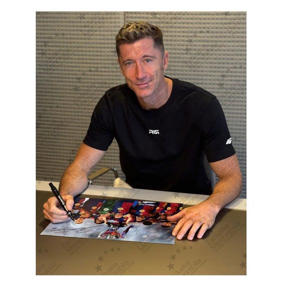ロベルト・レヴァンドフスキのサイン入りバルセロナサッカー写真