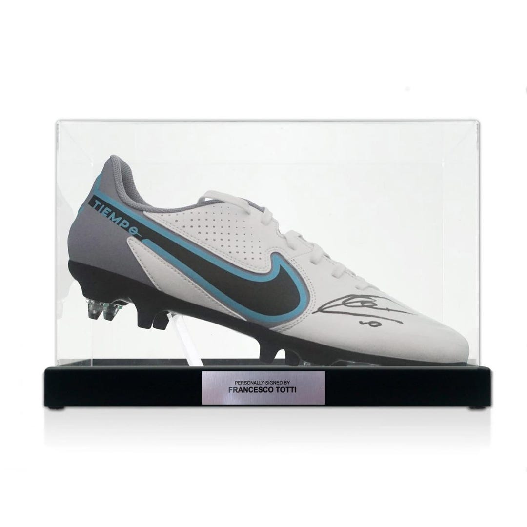 フランチェスコ・トッティのサイン入りホワイトサッカースパイク。銘板