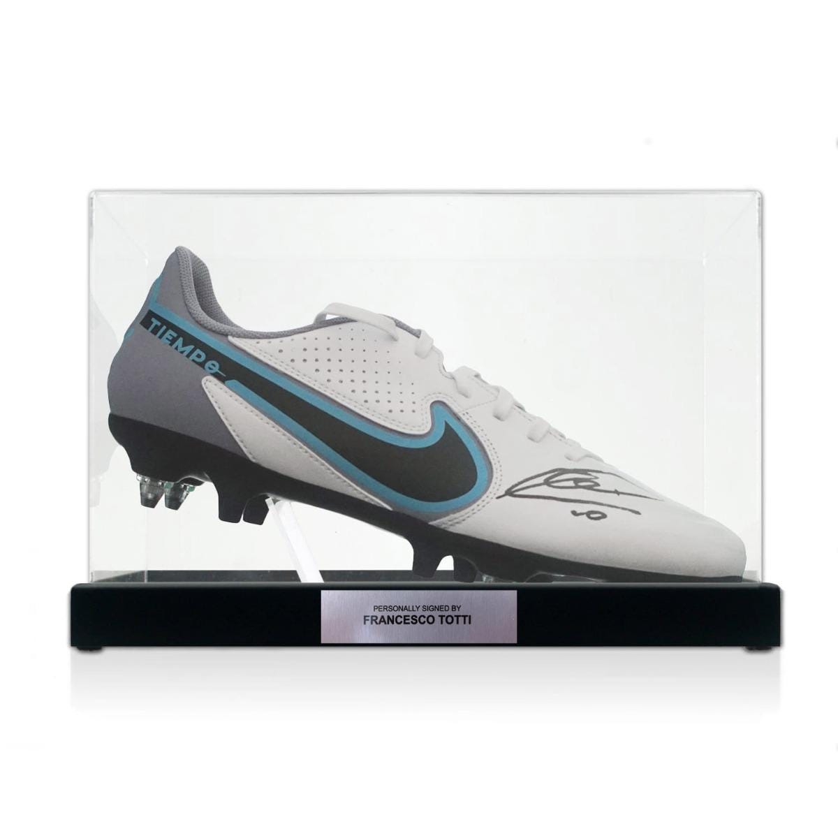 フランチェスコ・トッティのサイン入りホワイトサッカースパイク。銘板