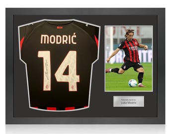 Gesigneerd AC Milan 2025-26 thuisvoetbalshirt door Luka Modric. Pictogramlijst