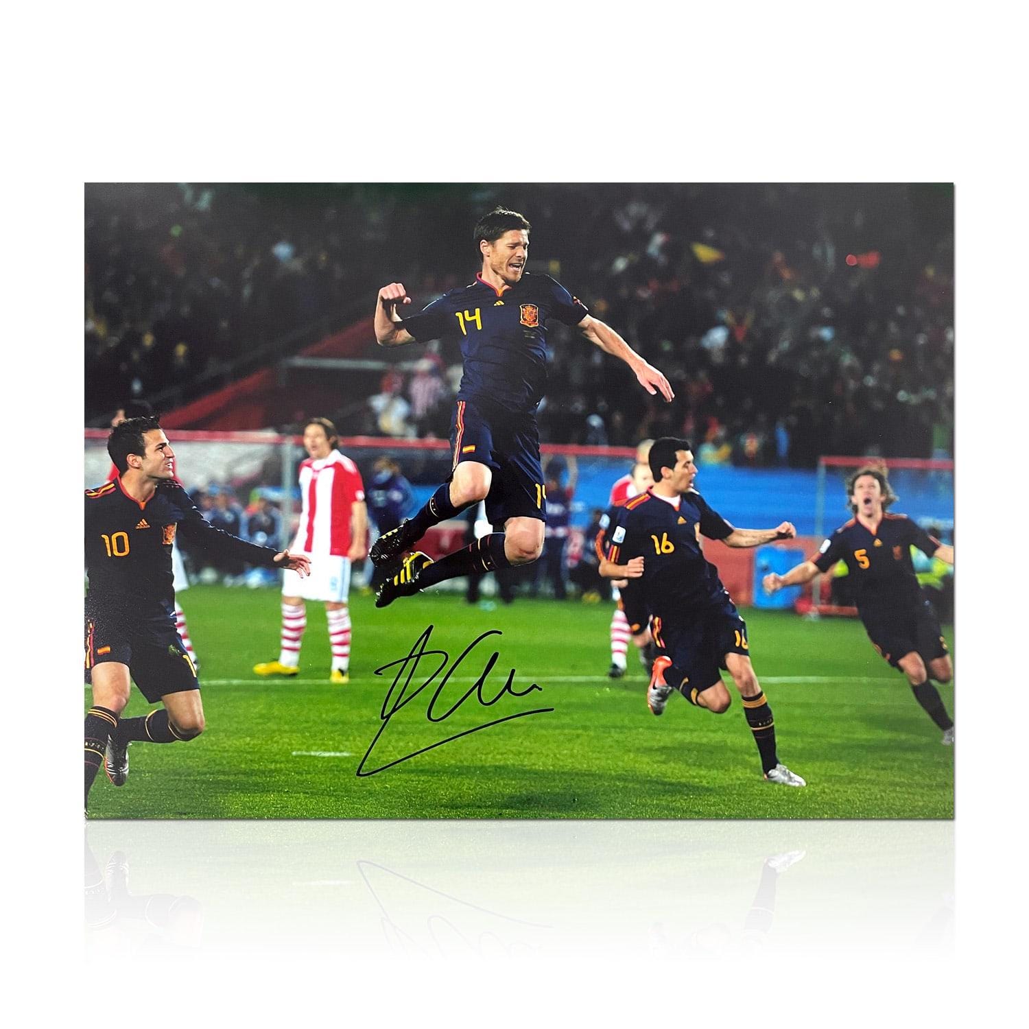 シャビ・アロンソがスペイン代表にサイン サッカー写真: 2010年