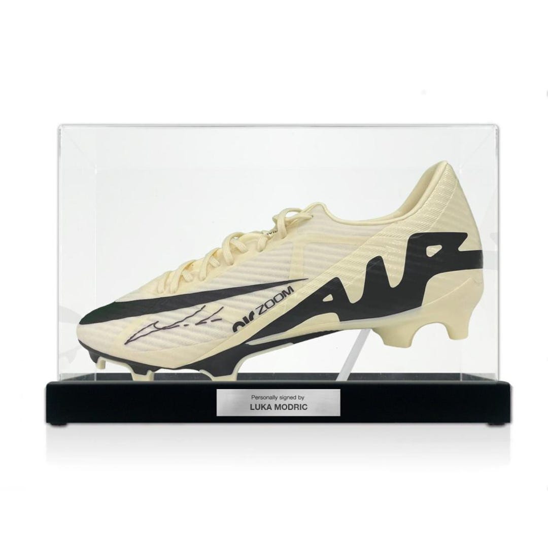 ルカ・モドリッチのサイン入りマーキュリアル サッカースパイク。銘板