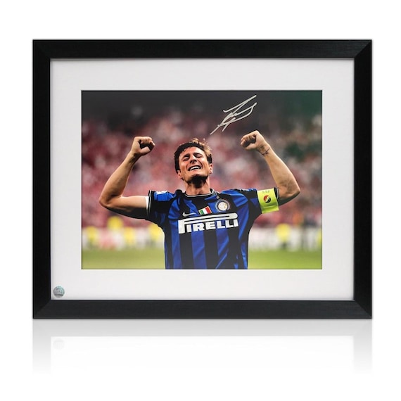 ハビエル・サネッティ直筆サイン入りインテル・ミラノサッカー写真。額