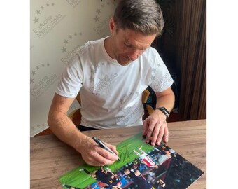 シャビ・アロンソがスペイン代表にサイン サッカー写真: 2010年