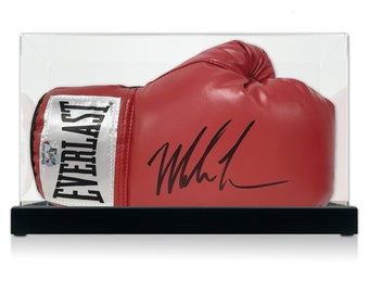 Von Mike Tyson signierter Boxhandschuh. In Vitrine
