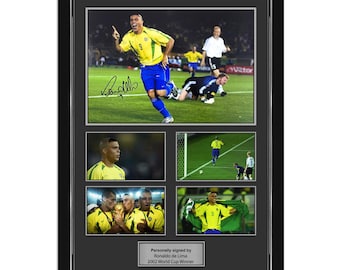 Ronaldo de Lima a signé une photo du football avec le Brésil : présentation de photos pour la Coupe du monde. Argent de luxe