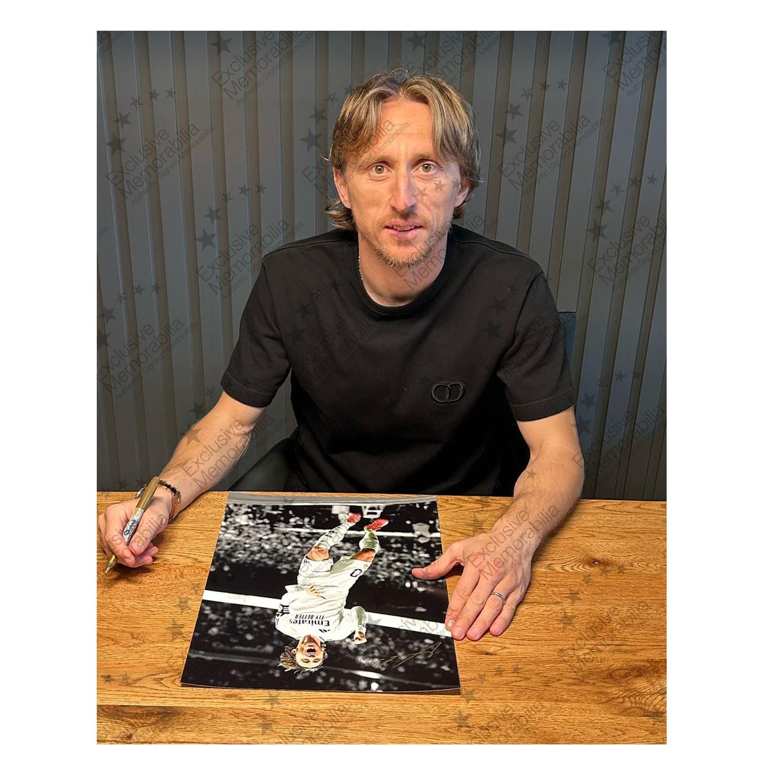 ルカ・モドリッチのサイン入りレアル・マドリード サッカー写真