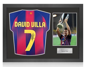 Camiseta del Barcelona 2025-26 firmada por David Villa. Marco icónico.