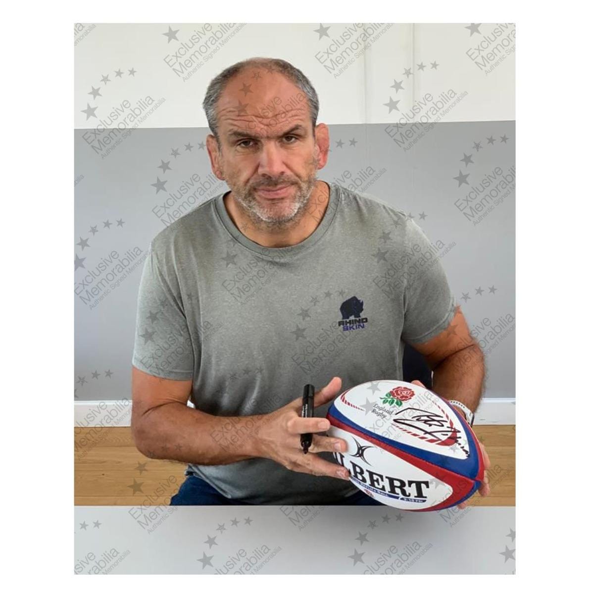 マーティン・ジョンソンのサイン入りイングランドラグビーボール