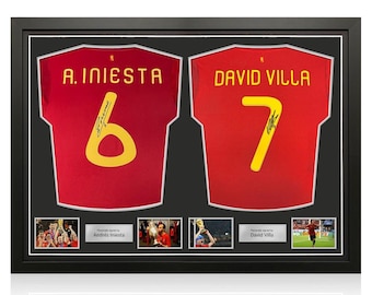 Camisetas de fútbol de España 2020 firmadas por Andrés Iniesta y David Villa. Marco doble.