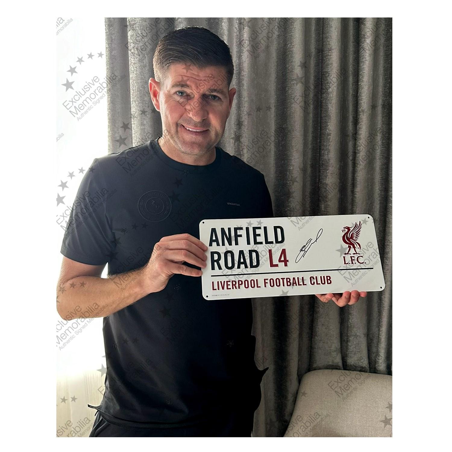 スティーブン・ジェラードのサイン入りリバプールストリートサイン。額
