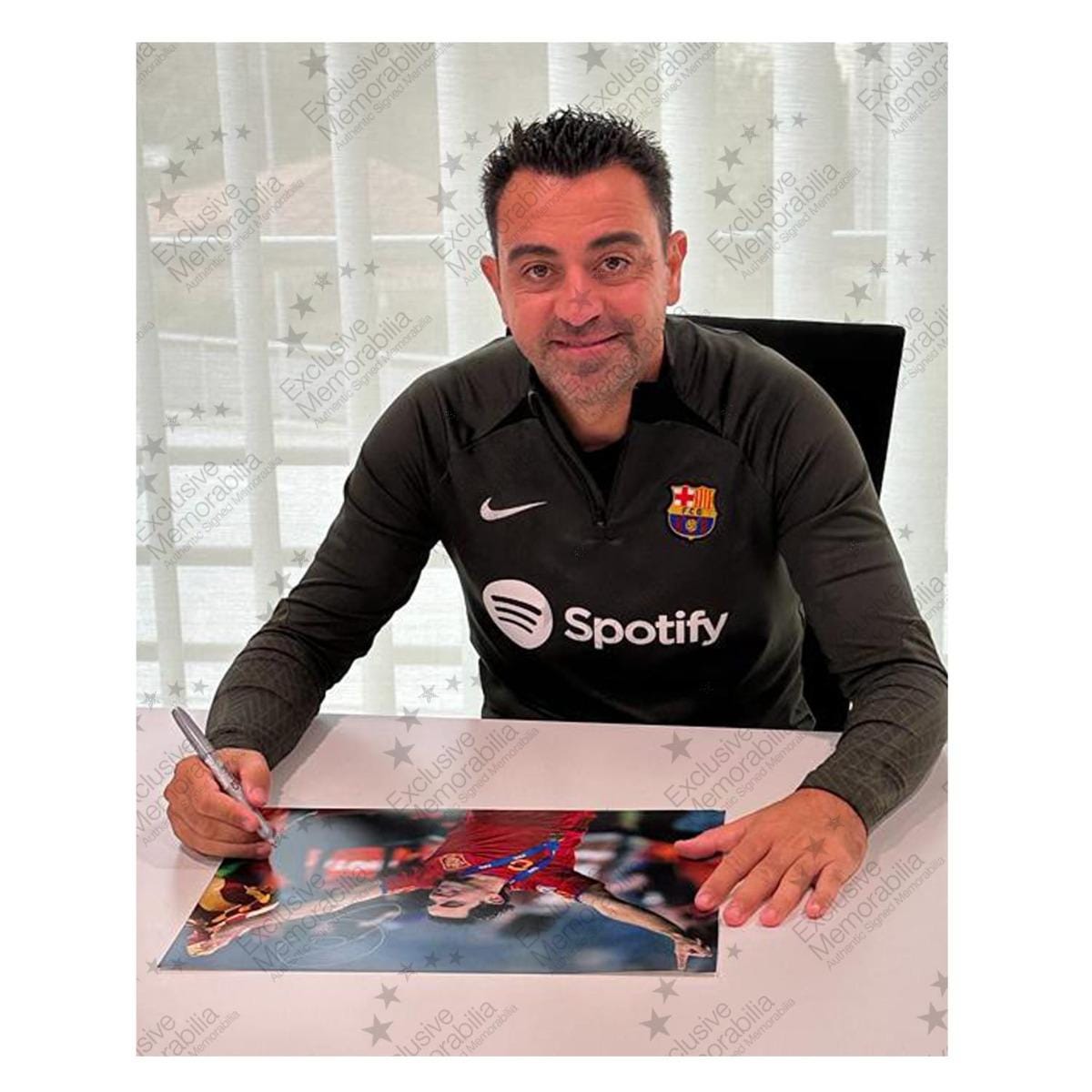 XAVI サイン入り スペイン代表 8番ジャージ シャビ・エルナンデス直筆サイン入りスペイン代表サッカー写真