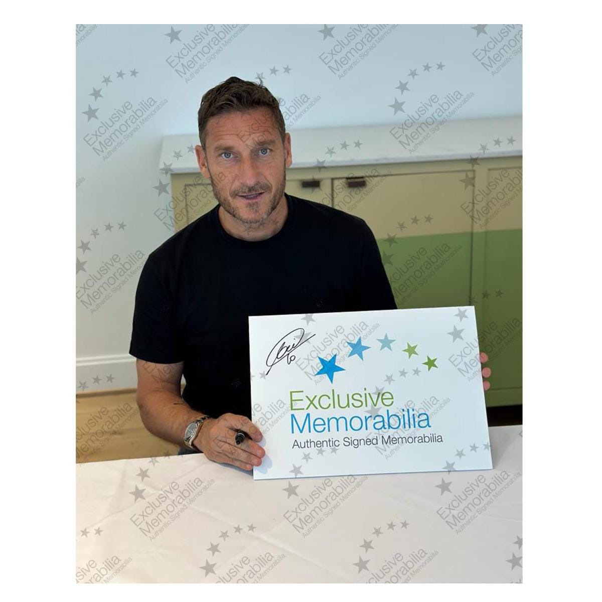 フランチェスコ・トッティのサイン入りホワイトサッカースパイク。銘板