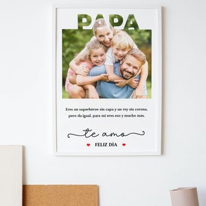 Puede incluir: Una impresi&oacute;n enmarcada con una foto de una familia de cuatro, incluyendo un padre y tres hijos. El texto "PAPA" est&aacute; en la parte superior de la imagen, y el texto "Eres un superh&eacute;roe sin capa y un rey sin corona, pero da igual, para mi eres eso y mucho m&aacute;s. te amo FELIZ DIA" est&aacute; debajo de la foto.