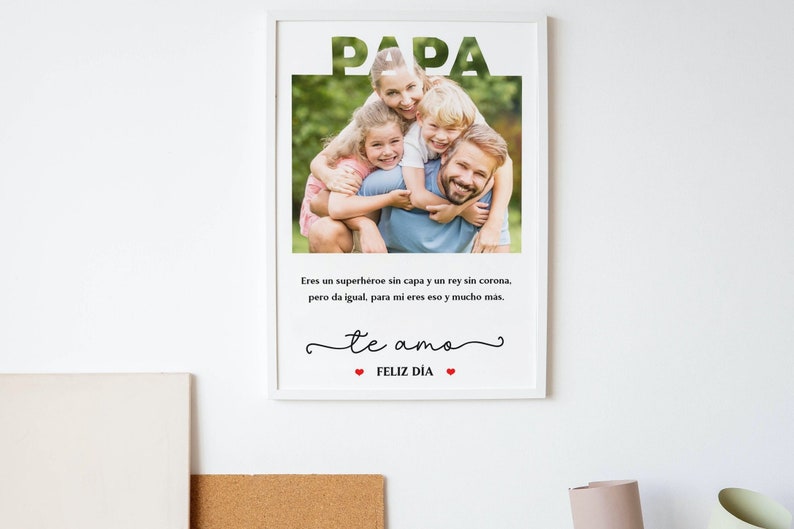 Puede incluir: Una impresi&oacute;n enmarcada con una foto de una familia de cuatro, incluyendo un padre y tres hijos. El texto "PAPA" est&aacute; en la parte superior de la imagen, y el texto "Eres un superh&eacute;roe sin capa y un rey sin corona, pero da igual, para mi eres eso y mucho m&aacute;s. te amo FELIZ DIA" est&aacute; debajo de la foto.