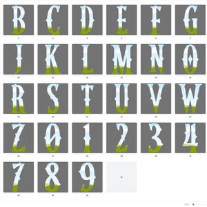Op de afbeelding: Een set witte letters en cijfers met een blauwe lucht en groene gras achtergrond. De letters en cijfers zijn in een vintage lettertype.