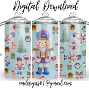 Puede incluir: Tres vasos de color azul claro con un diseño temático navideño que presenta cascanueces, árboles de Navidad y cajas de regalo. Cada vaso tiene una tapa y un asa plateadas. El texto "Digital Download" y una dirección de correo electrónico son visibles.