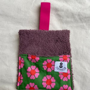 Seifentasche Feste Seife Täschchen Tasche zum Aufhängen wasserabweisend Reiseetui Seifenbeutel Seifensäckchen Reise Urlaub nachhaltig Blumen pink auf grün