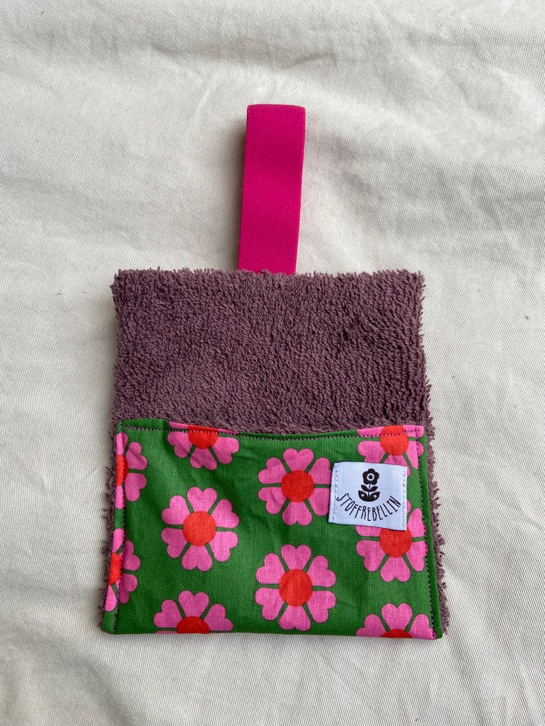 Seifentasche Feste Seife Täschchen Tasche zum Aufhängen wasserabweisend Reiseetui Seifenbeutel Seifensäckchen Reise Urlaub nachhaltig Blumen pink auf grün