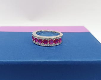 Anello dell'eternità con rubino e diamanti in oro bianco 14 carati su pietra preziosa rossa, anello per anniversario da donna, anello di nozze a mezza eternità, regalo per lei