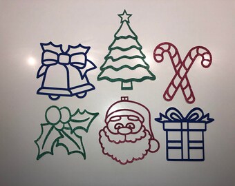 Op de afbeelding: Een verzameling glitterende kerstuitsparingen. Bevat een blauwe bel, een groene kerstboom, gekruiste rood-witte zuurstokken, groene hulst, een rood Sinterklaasgezicht en een blauwe geschenkdoos. Perfect voor knutselwerkjes.