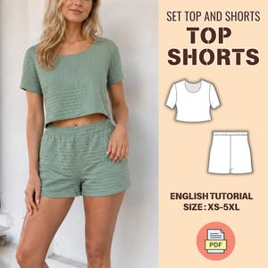 Könnte beinhalten: Ein salbeigrünes, gestepptes Top und Shorts-Set. Das Top ist ein kurzärmeliges, gecropptes Modell mit rundem Ausschnitt. Die Shorts haben einen elastischen Bund. Das Bild enthält auch eine Zeichnung von Top und Shorts sowie den Text "SET TOP AND SHORTS", "TOP SHORTS", "ENGLISH TUTORIAL SIZE: XS-5XL".