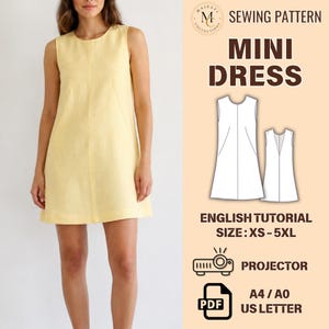 Op de afbeelding: Een mouwloze lichtgele minijurk met een ronde halslijn en verticale naaddetails. De afbeelding bevat de tekst: SEWING PATTERN MINI DRESS, ENGLISH TUTORIAL, SIZE: XS-5XL, PROJECTOR, PDF, A4/A0, US LETTER, en een logo met de letters MC.
