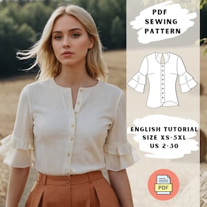 Op de afbeelding: Een vrouw draagt een crèmekleurige blouse met ruchesmouwen en een opstaande kraag. De blouse is aan de voorkant dichtgeknoopt. De afbeelding toont ook een PDF-naaipatroon voor een vergelijkbare blouse, met de tekst "PDF Sewing Pattern" en "English Tutorial Size XS-5XL US 2-30".