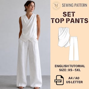 Può includere: Un completo composto da un top bianco senza maniche a portafoglio e pantaloni a gamba larga. Il testo riporta: SEWING PATTERN SET TOP PANTS, ENGLISH TUTORIAL, SIZE: XS - 5XL, PDF, A4 / A0, US LETTER. Il top ha uno scollo a V con pieghe.