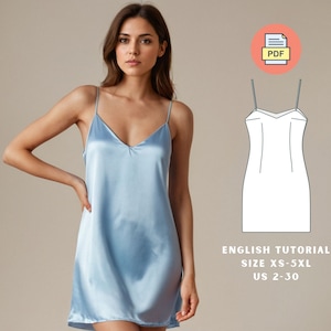 Op de afbeelding: Een lichtblauwe satijnen slipjurk met een V-hals. De jurk wordt gedragen door een model. Rechts in de afbeelding is een witte lijntekening van de jurk te zien. De tekst "ENGLISH TUTORIAL SIZE XS-5XL US 2-30" staat onder de tekening. De tekst "PDF" staat in een rode cirkel boven de tekening.