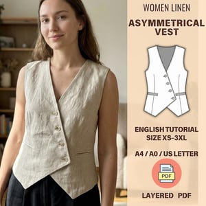 Op de afbeelding: Een vrouw draagt een beige asymmetrisch vest van linnen met een V-hals en knoopsluiting. De afbeelding bevat de tekst "WOMEN LINEN ASYMMETRICAL VEST" en "ENGLISH TUTORIAL SIZE XS-3XL A4/A0/US LETTER LAYERED PDF".