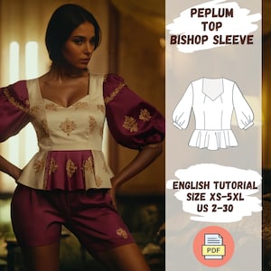 Könnte beinhalten: Ein weißes und burgunderfarbenes Peplum-Oberteil mit Bischofärmeln und goldener Stickerei. Das Oberteil hat einen quadratischen Ausschnitt und ein figurbetontes Oberteil. Das Peplum ist gerafft und fällt bis zur Taille. Die Ärmel sind bauschig und enden am Ellbogen. Das Oberteil wird auf einem Model mit einem burgunderfarbenen Rock gezeigt. Das Bild enthält auch eine Strichzeichnung des Oberteils und den Text "PEPLUM TOP BISHOP SLEEVE", "ENGLISH TUTORIAL SIZE XS-5XL US 2-30" und "PDF".