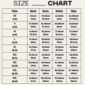 Pu&ograve; includere: Tabella delle taglie per abbigliamento con misure in pollici e centimetri. La tabella include le taglie XS a 5XL, con le misure corrispondenti di collo, busto, vita e fianchi.