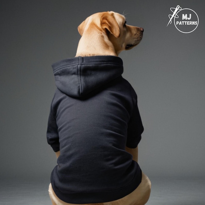 Pu&ograve; includere: Una felpa con cappuccio nera per cani. La felpa ha un cappuccio con coulisse ed &egrave; realizzata in un tessuto morbido e confortevole.