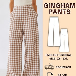 Può includere: Un cartamodello per pantaloni con stampa a quadretti vichy marroni e bianchi. Il testo recita SEWING PATTERN GINGHAM PANTS, ENGLISH TUTORIAL, SIZE: XS-5XL, PROJECTOR, PDF, A4 / A0 US LETTER. Include un disegno tecnico del modello.