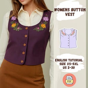Op de afbeelding: Een paarse knoopvest met bloemenborduurwerk. Het vest heeft een ronde hals en wordt getoond op een model dat een wit shirt en een bruine rok draagt. De tekst "WOMENS BUTTON VEST" staat in de rechterbovenhoek van de afbeelding. De tekst "ENGLISH TUTORIAL SIZE XS-5XL US 2-30 PDF" staat in de rechterbenedenhoek van de afbeelding.