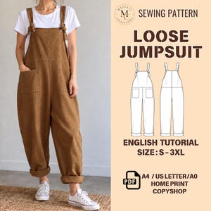 Pode incluir: Um macacão castanho largo com alças de atar e dois bolsos frontais, usado sobre uma t-shirt branca. A imagem inclui um diagrama de molde de costura, o texto LOOSE JUMPSUIT, ENGLISH TUTORIAL, SIZE: S-3XL e PDF A4/US LETTER/A0 HOME PRINT COPYSHOP.