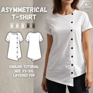 Puede incluir: Camiseta blanca asimétrica con botones negros y mangas cortas. El diseño de la camisa se muestra en un diagrama con el texto "ASYMMETRICAL T-SHIRT", "ENGLISH TUTORIAL", "SIZE XS-3XL" y "LAYERED PDF". La camisa es de diseño moderno.